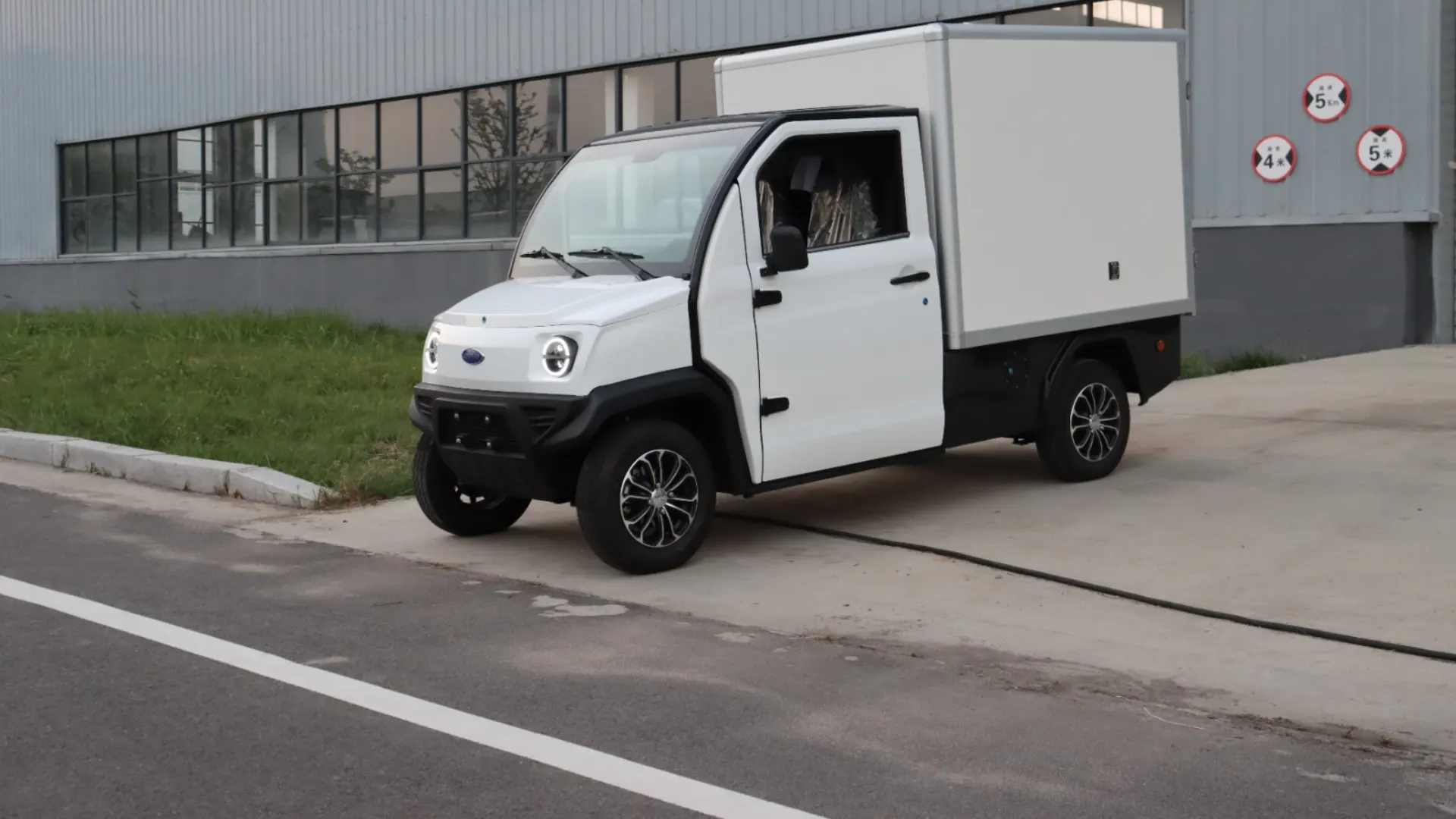 IONAx Move - Rear view with closed box