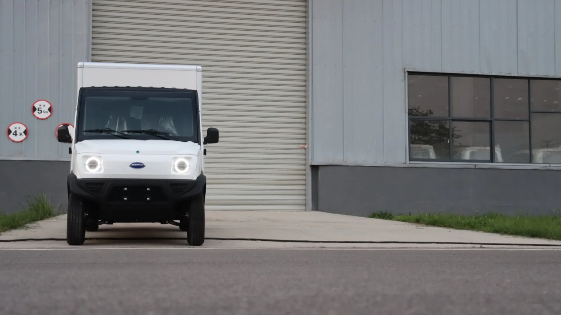 IONAx Move - Front view in warehouse