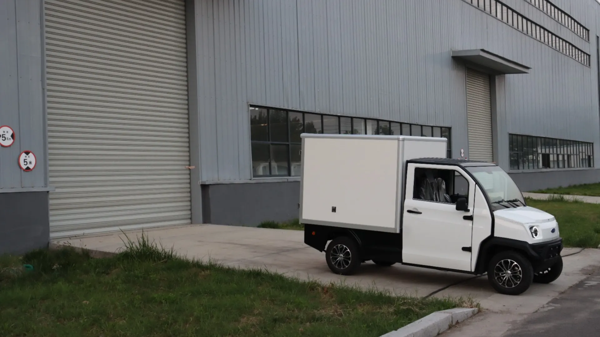 IONAx Move - Front view outdoors
