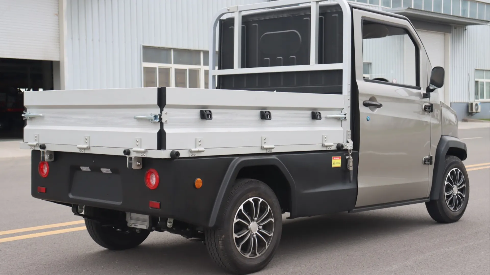 IONAx Move - Side view in front of an industrial warehouse