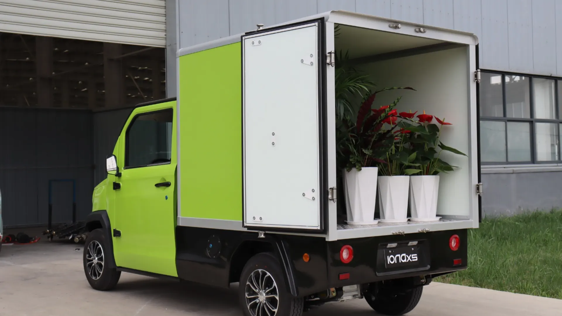IONAx Move - Front view in urban operation