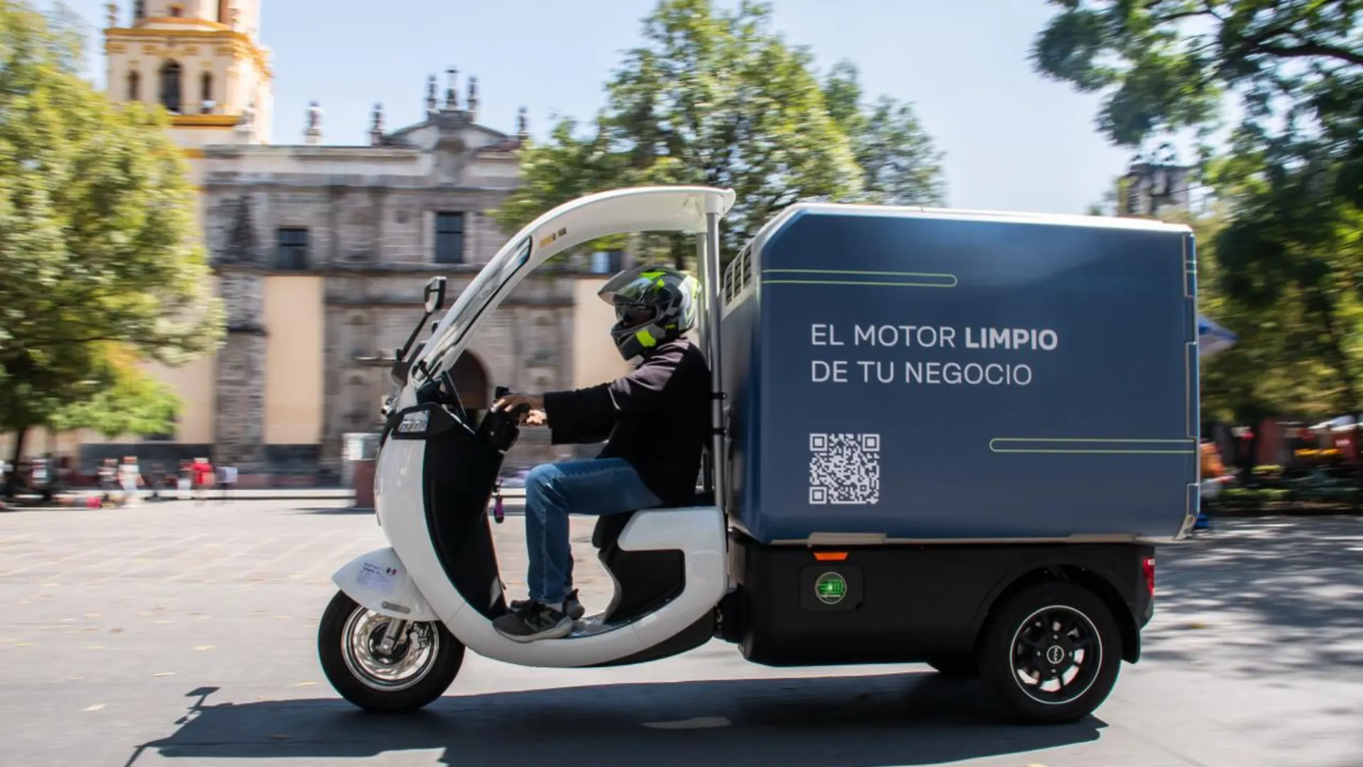 RAP Move - Driver in urban operation with cargo box