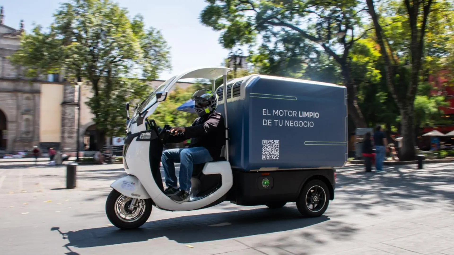 MOVE RAP electric vehicle operating in the city